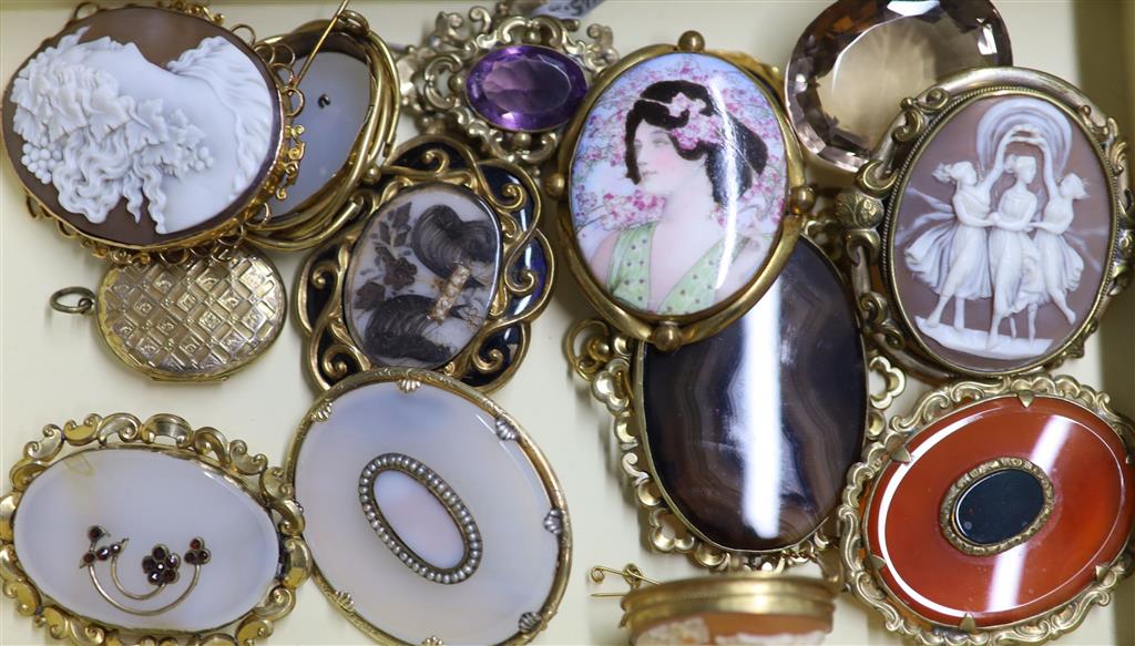 Ten assorted mainly Victorian gilt metal hardstone set brooches, including mourning brooch, 54mm